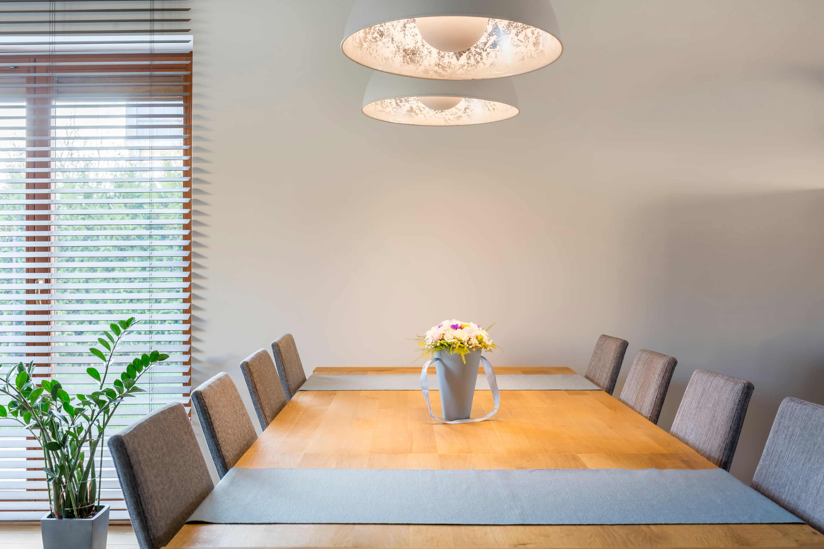 Die perfekte Höhe – Lampe über Esstisch