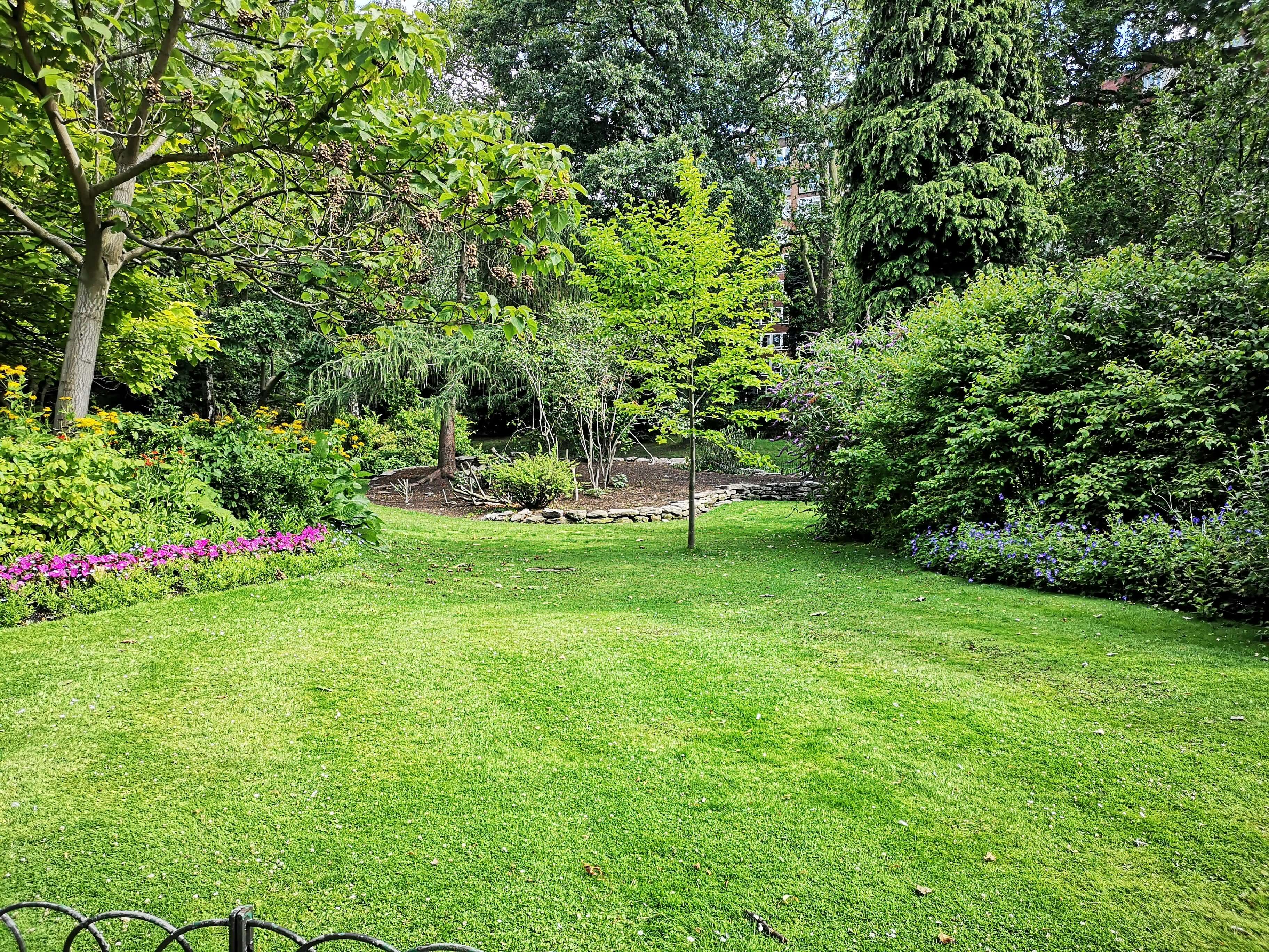Die perfekte Symbiose aus Natur und Struktur: Moderne Gartenanlagen gestalten