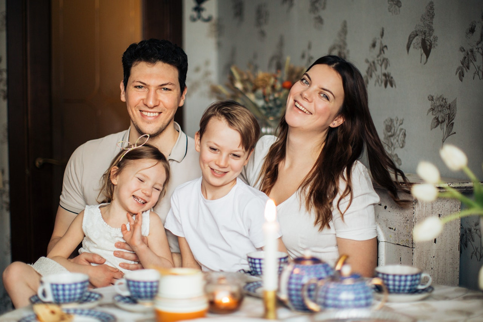 Familie sitzt gemeinsam am Esstisch