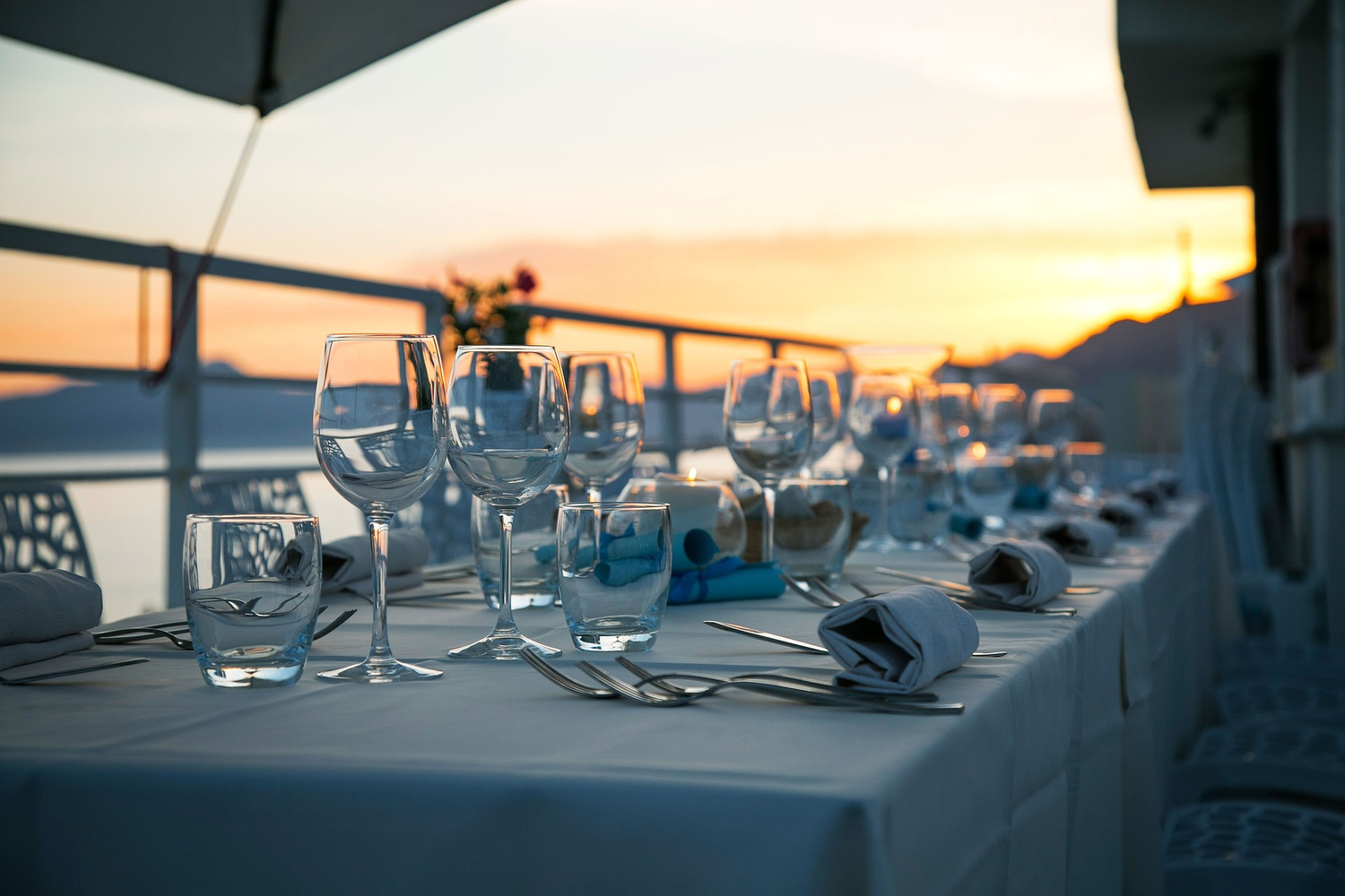 Großer Tisch der edel bedeckt ist in der Abendsonne