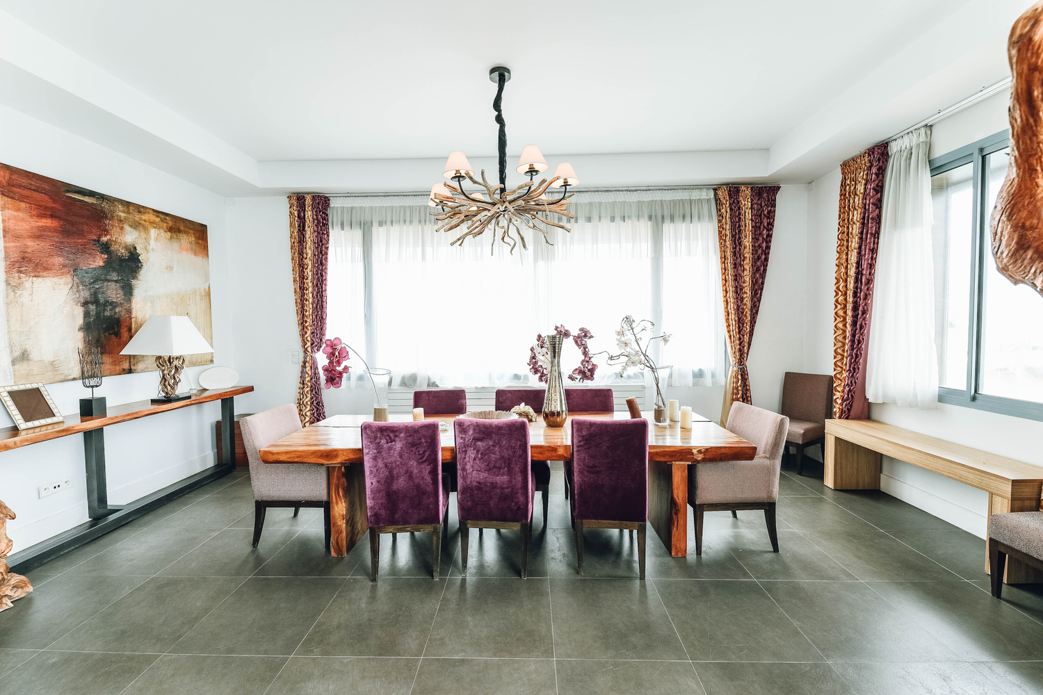 Esstisch mit 8 Sitzplätzen in klassischem Esszimmer