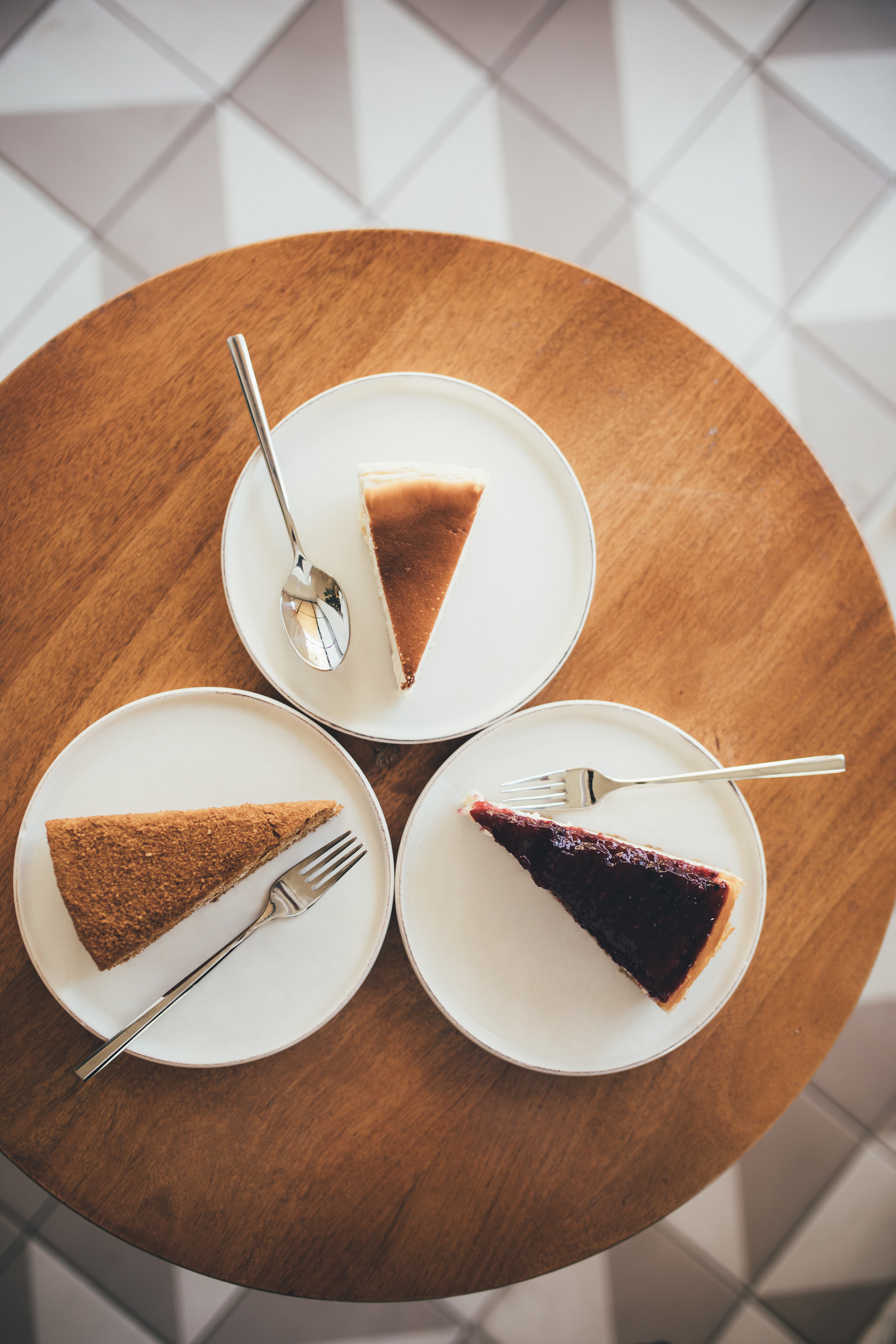 Tisch rund - Nussbaum Natur