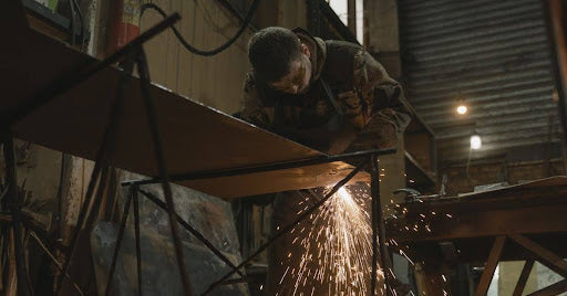 Das perfekte Zusammenspiel: Warum ein Massivholztisch ein starkes Metallgestell verdient