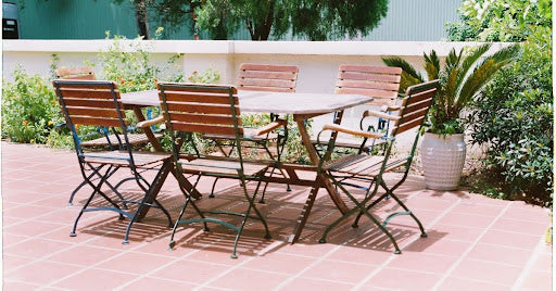 Der Tisch als Bühne des Wohnraums: Wie Boden, Material und Möbel eine harmonische Gesamtwirkung entfalten