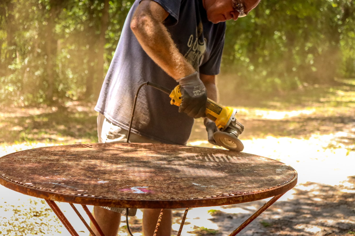 Holztisch abschleifen – die besten Tipps