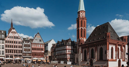Immobiliengutachter mit Kompetenz in Frankfurt: Warum eine fundierte Bewertung Ihre wichtigste Investitionsentscheidung absichert