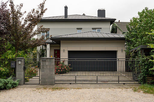 Maßanfertigung fürs ganze Zuhause: Vom Esstisch bis zum Hoftor