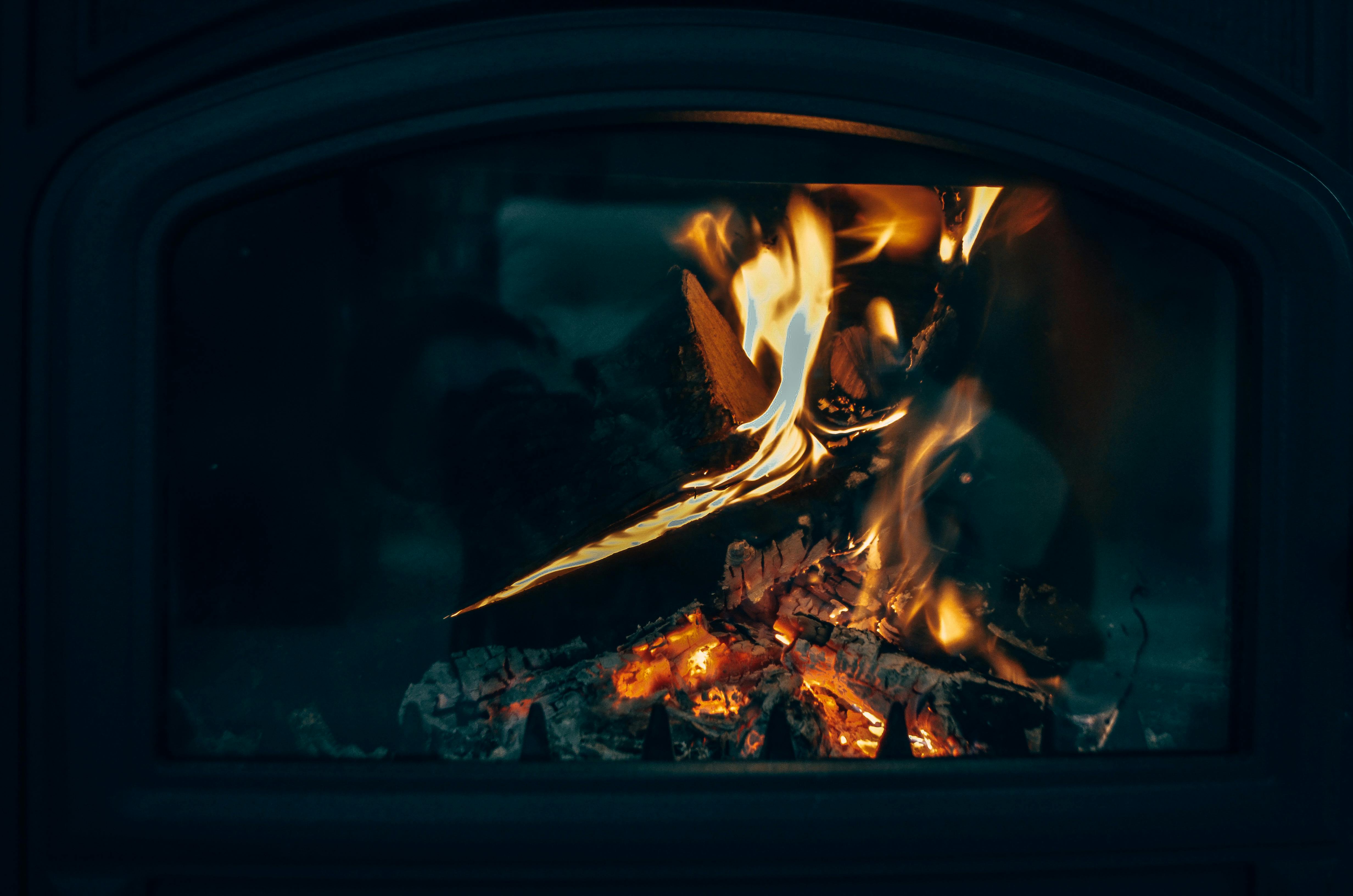 Mehr als nur Wärme – der Kamin als stilvolles Herzstück im Wohnzimmer