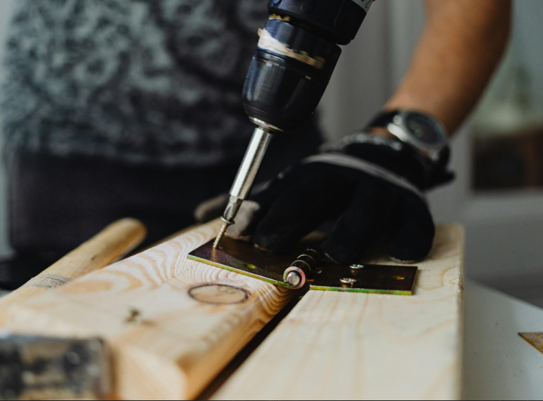 Möbel-DIY im Großformat – So planen Sie auch die Entsorgung richtig
