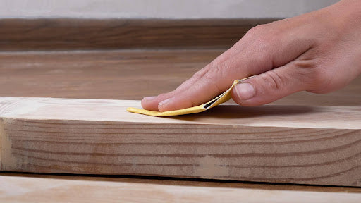 Wandfarbe, Licht und Holzschutz: So kommt der Massivholztisch im Raum richtig zur Geltung