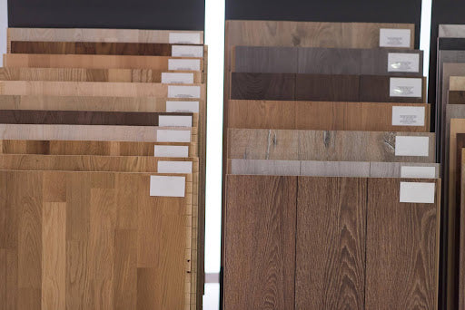 Wenn Parkett und Massivholztisch zusammenfinden: Holz stimmig im Wohnraum kombinieren