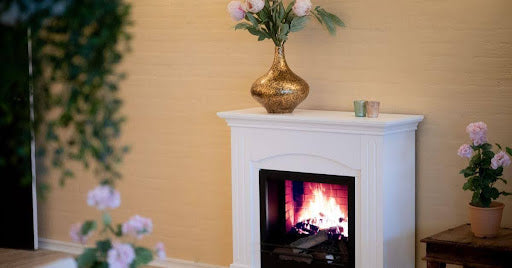 Wohnen mit Holz und Feuer: Wie maßgefertigte Tische und ein eigener Kamin ein Zuhause zur Wohlfühlinsel machen