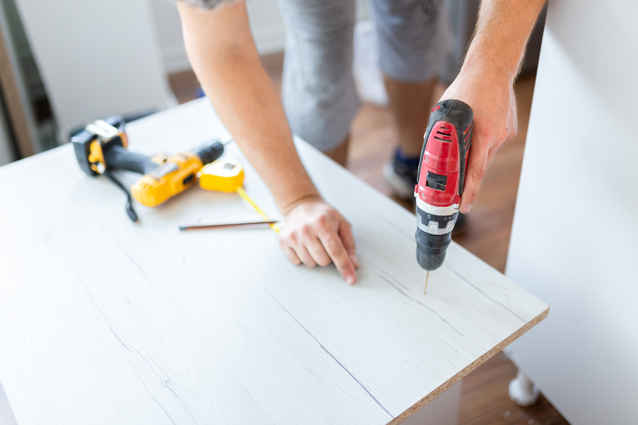 Schrank selber bauen: DIY-Maßanfertigung für jeden Raum