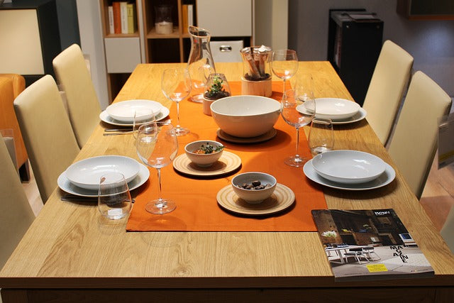 So schonen Sie die Tischplatte beim Essen – ein praktischer Ratgeber